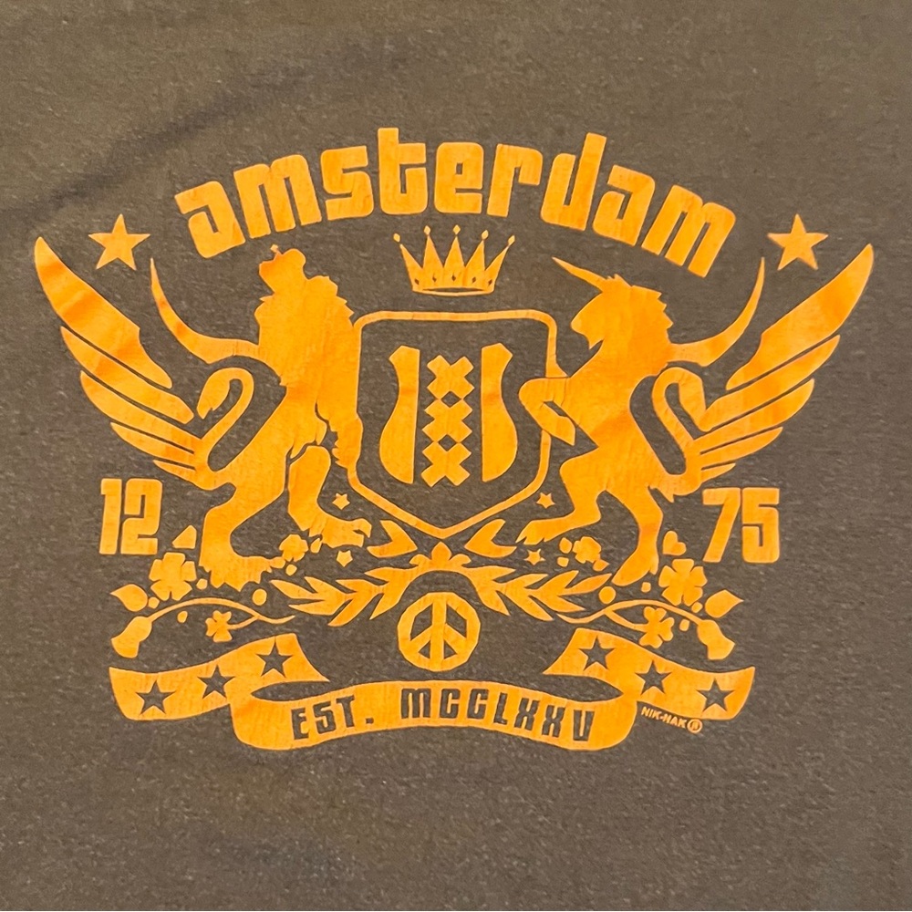 Men’s graphic-tee with distinctive “Amsterdam” crest. Brown tee w/iconic orange